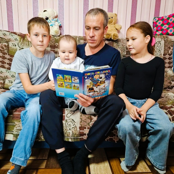 Аликовская детская библиотека — среди победителей республиканского конкурса «Читающие папы — читающие дети»!