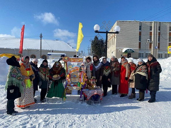 Сотрудники Аликовской центральной и детской библиотеки приняли участие на Масленице.