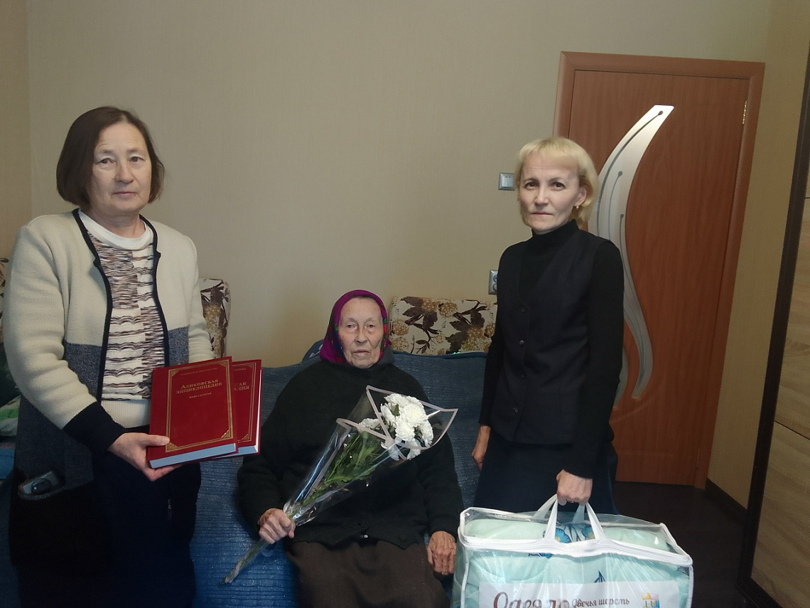 Поздравление ветерана библиотечного дела Прокопьевой Мальвины Максимовны